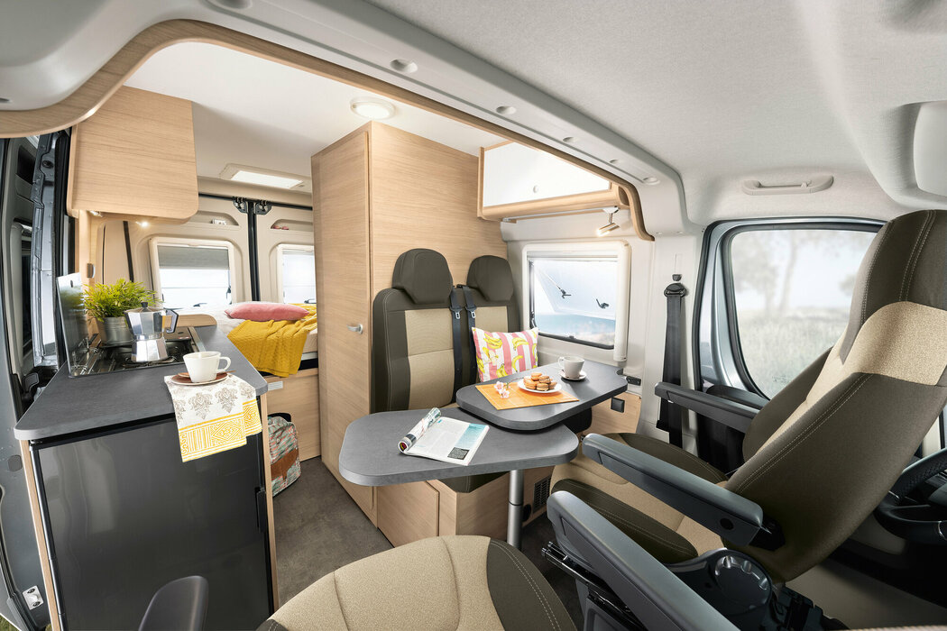 Heller Camper-Wohnbereich mit drehbarem Vordersitz und Sitzecke